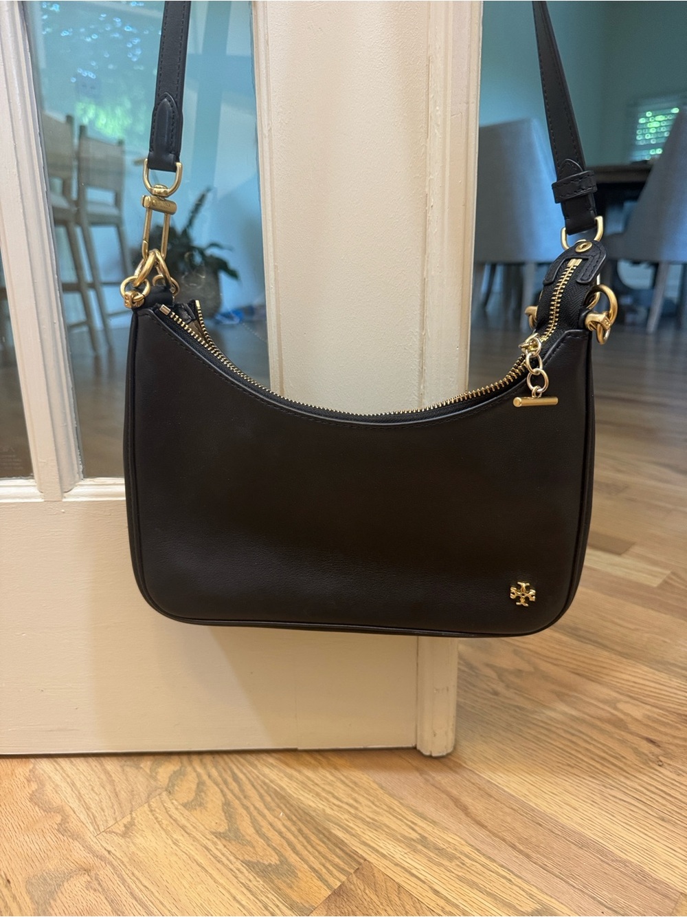 Tory Burch Black Leather crescent Shoulder Bag or crossbody with Gold Hardware - Picture 4 of 14